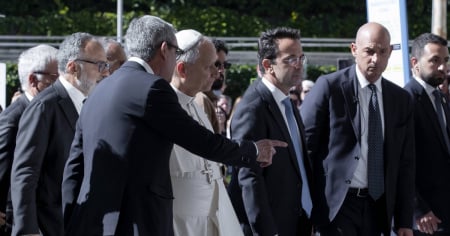 Le prossime 24-48 ore le più delicate per il Papa