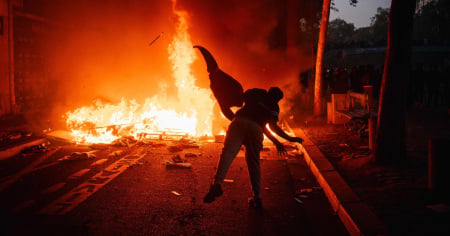 Parigi, 855 fermi durante le proteste