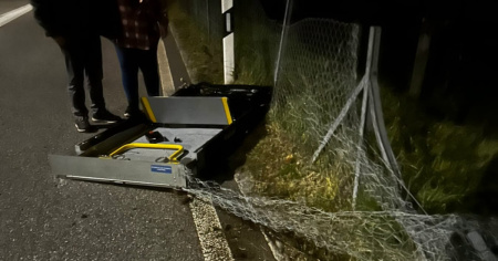 Piattaforma di carico delle carrozzine si stacca e finisce sull'asfalto