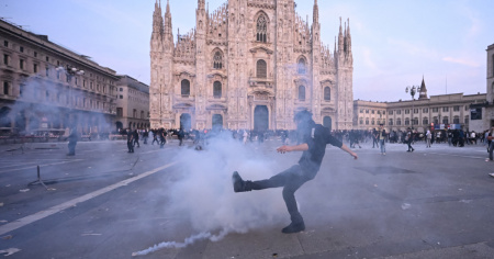 Guerriglia a piazza Duomo a Milano