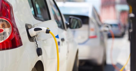 L'auto "con la spina", in Ticino, fa sempre fatica