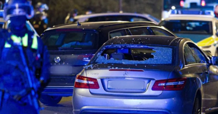 Auto si lancia contro la folla, la polizia spara per fermarla