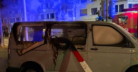 Festa illegale si trasforma in guerriglia: lanciano pietre e fuochi d'artificio alla polizia