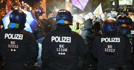 La Gen Z scende in piazza, poi scoppiano i disordini: poliziotti feriti