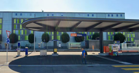Si dà fuoco alla stazione, salvato dai passanti