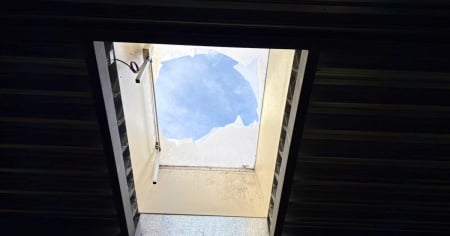 Precipitano dal tetto di un capannone: una 22enne perde la vita
