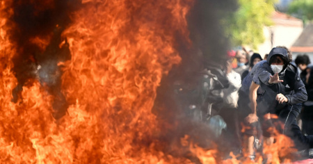 Preside ferito da un razzo durante la protesta studentesca