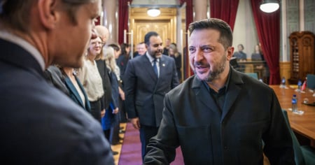Zelensky: «Siamo pronti a congelare il fronte con Russia per l'avvio dei negoziati»