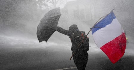 Dalle piazze alle barricate: violenza e tensioni scuotono le capitali europee