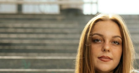 «Torna a casa», ma i sintomi peggiorano: a 22 anni scopre di avere la sclerosi multipla