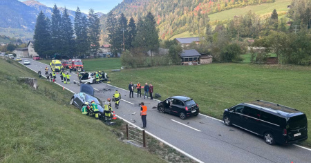 Quattro auto coinvolte in una serie di schianti: cinque feriti