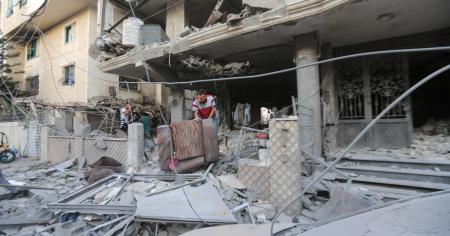 Raid israeliano su Gaza City, colpito un condominio, 5 morti