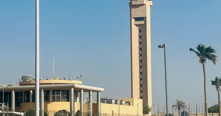 Missile sull'aeroporto di Riad, 5 feriti e scalo chiuso