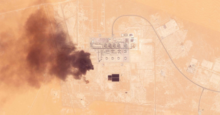 Gli Houthi rivendicano: «Abbiamo colpito l'aeroporto di Riad e una raffineria Aramco»
