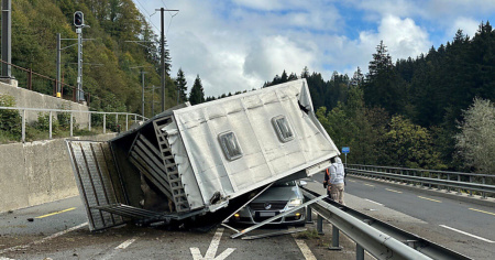Rimorchio di bovini si sgancia e travolge un'auto: grave un'84enne