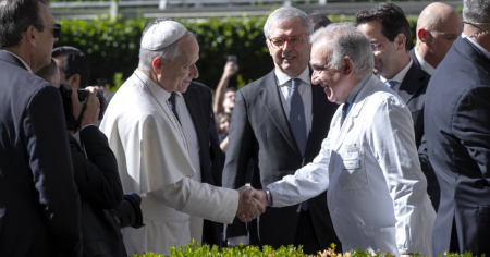 Il Papa in sala operatoria, al Gemelli si prega il rosario