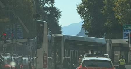 Scontro tra auto e bus in Corso Elvezia