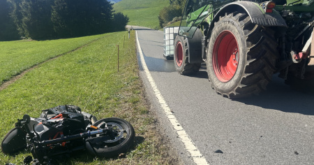 Serbatoio cade da un trattore, motociclista finisce fuori strada