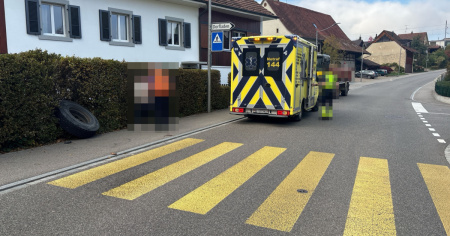 Si stacca una ruota da un camion e travolge un pedone: grave un 64enne