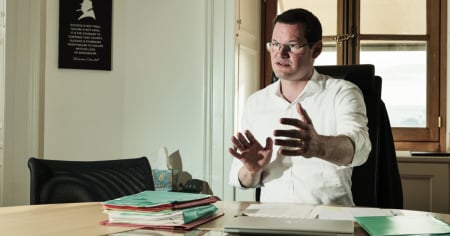Donazioni sotto falso nome: bufera sulla campagna elettorale di Maudet