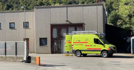 Colpito da una lamiera mentre lavora su un trabattello
