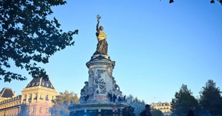 Tolto gilet giallo gigante da Statua della République