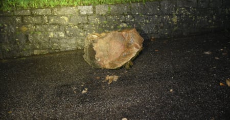 Massi sulla carreggiata e strada chiusa