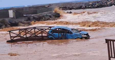 Strade sommerse, auto trascinate in mare e un morto: «È davvero spaventoso»