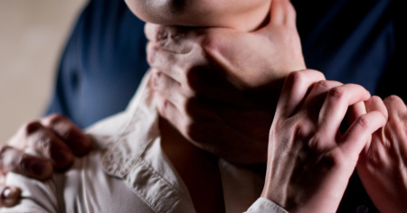 Strangolarsi fino a perdere i sensi: spuntano altri casi della pericolosa sfida tra giovani