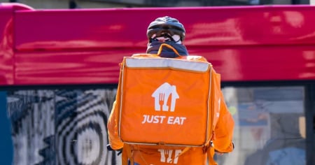 Just Eat, centinaia di rider a rischio licenziamento: coinvolto anche il Ticino