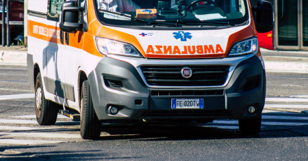 Ticinese prende a pugni un agente e fugge oltre confine