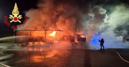 Tir in fiamme nel deposito doganale, l'autista fa allontanare gli altri camion