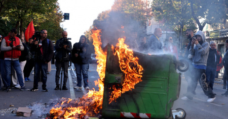 Violente proteste a Tirana, sassi e molotov contro la polizia