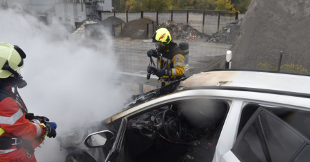 Auto ibrida a fuoco in A13
