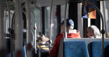 Dal ragazzino che ci prova all’anziano che fa il furbo: in viaggio sul bus senza biglietto