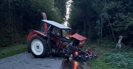 Scontro frontale tra moto e trattore, grave un 17enne