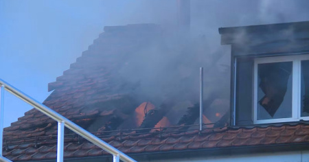 Trovato un corpo nel condominio in fiamme