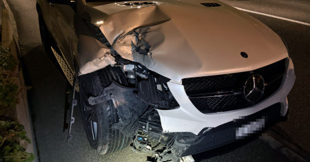 Ubriaco al volante, causa un incidente e scappa
