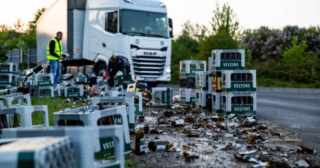 Sembra l'Oktoberfest, ma non lo è: 1440 casse di birra finiscono sull'A8
