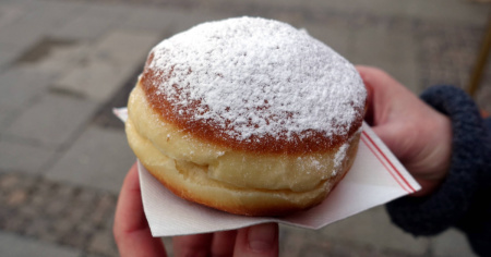 Un bombolone alla crema come arma del delitto