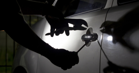 Una razzia fra le auto nella notte: «È un po' come se ti entrassero in casa»
