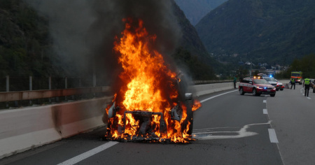 Auto in fiamme sulla A2 e una domenica da dimenticare