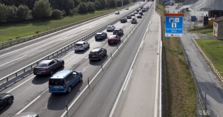 Ridurre la velocità sulle strade per mitigare la carenza di carburanti