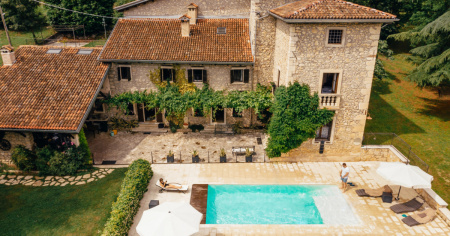 Confiscata una villa con piscina da 700mila euro: indagini anche in Svizzera