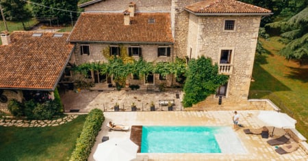 Confiscata una villa con piscina da 700mila euro: indagini anche in Svizzera