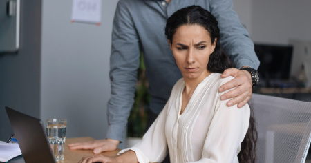 Molestie sul lavoro, è boom: «Non sono complimenti di cattivo gusto, conta chi le fa»