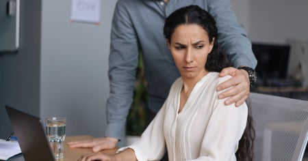 Molestie sul lavoro, è boom: «Non sono complimenti di cattivo gusto, conta chi le fa»