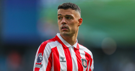 Dito medio e insulti a Xhaka mentre fa la spesa con la moglie: il video