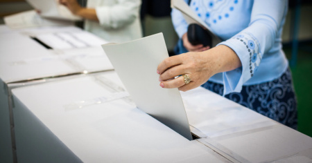 Si vota in Brasile e in Serbia: lunghe code davanti a Palazzo dei Congressi