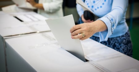 Si vota in Brasile e in Serbia: lunghe code davanti a Palazzo dei Congressi